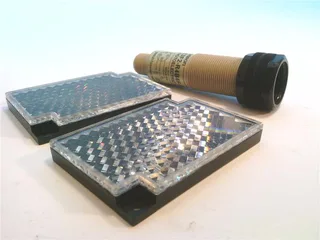 Omron E3F2-R4B4F-P1 — Photoelectric Sensors