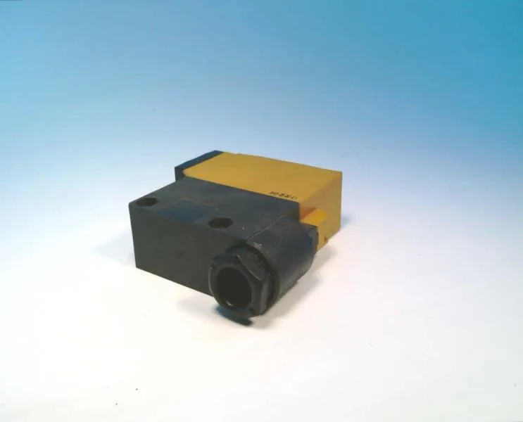 Omron E3A2-R3M4-GN — Photoelectric Sensors (image 2)