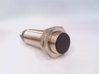 Schneider Electric XS1-M18MA230KH4 — Proximity Sensors (image 2)