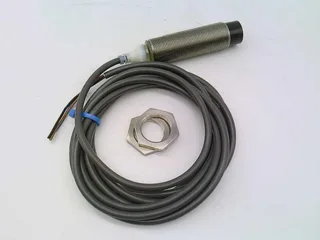 Omron E2A-S18LN16-WP-B1 2M — Proximity Sensors