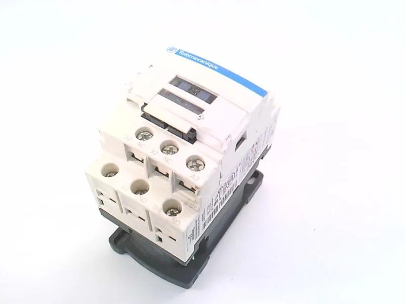 Schneider Electric CAD32R7 (image 2)