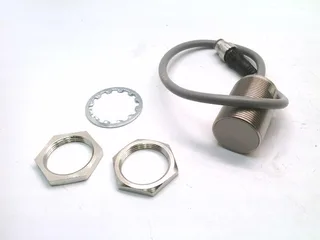 Omron E2E-X10B4-M1TJ-IL2 0.3M — Proximity Sensors (image 2)