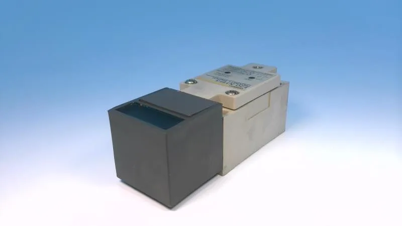 Omron E2Q-N15-F3 — Proximity Sensors (image 2)