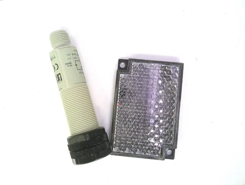 Omron E3F2-R2C4-P1 — Photoelectric Sensors