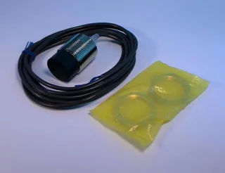 Omron E2A-M30KN20-WP-B1 2M — Proximity Sensors