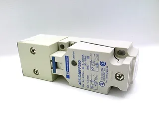 Schneider Electric XS7-C40FP260 — Proximity Sensors (image 2)