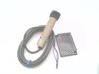 Omron E3F2-R2Z1-2M — Photoelectric Sensors