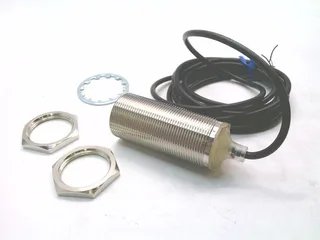 Omron E2B-M30LS10-WP-B1 2M — Proximity Sensors