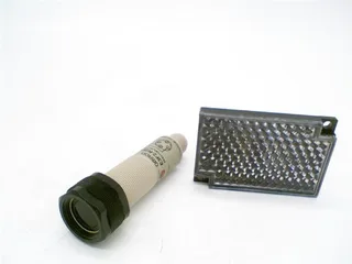 Omron E3F2-R2B4-P1 — Photoelectric Sensors