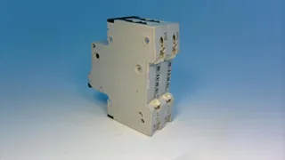 Siemens 5SY6201-8 — 2-Pole MCB (DIN Rail) (image 2)
