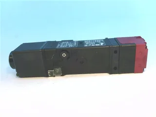 Omron D4SL-N2FFA-D — Limit Switches (image 5)