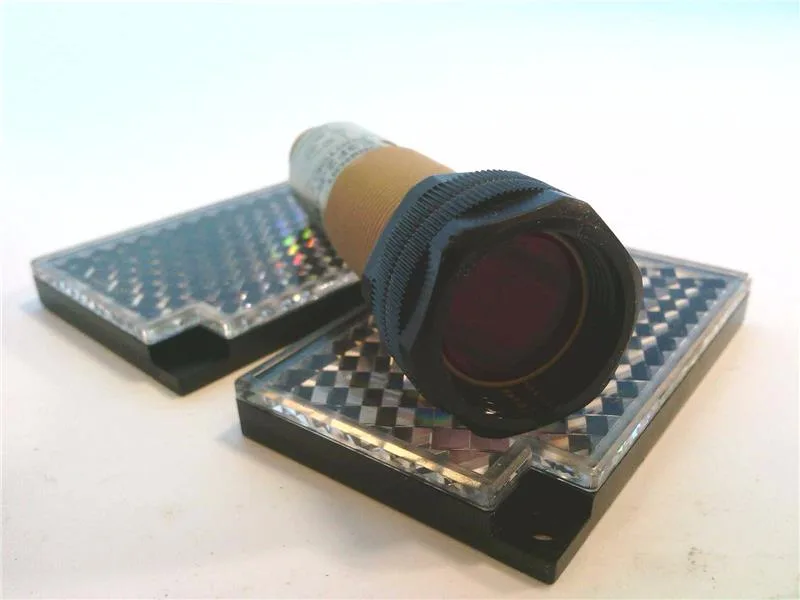Omron E3F2-R4B4F-P1 — Photoelectric Sensors (image 2)