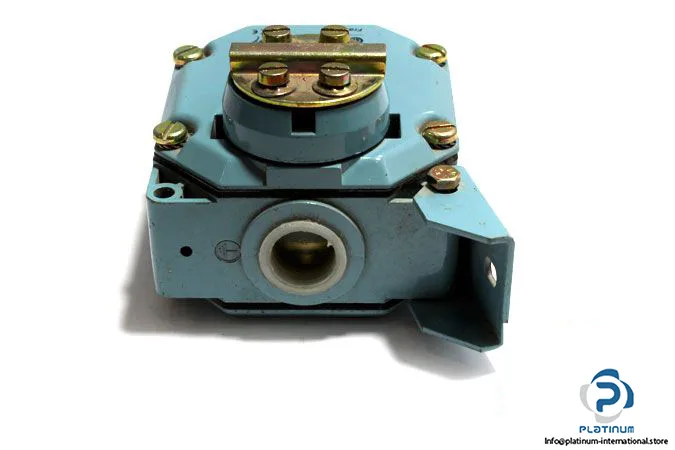 Schneider Electric XCRB11 — Limit Switches (image 4)
