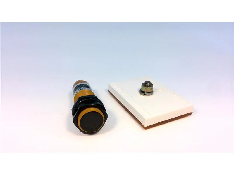 Omron E3F-R2C4-P1 — Photoelectric Sensors (image 3)