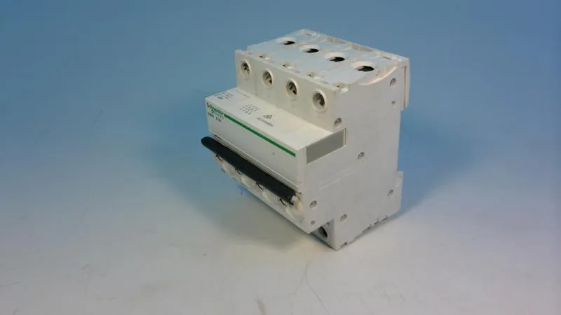 Schneider Electric A9F83402 (image 3)