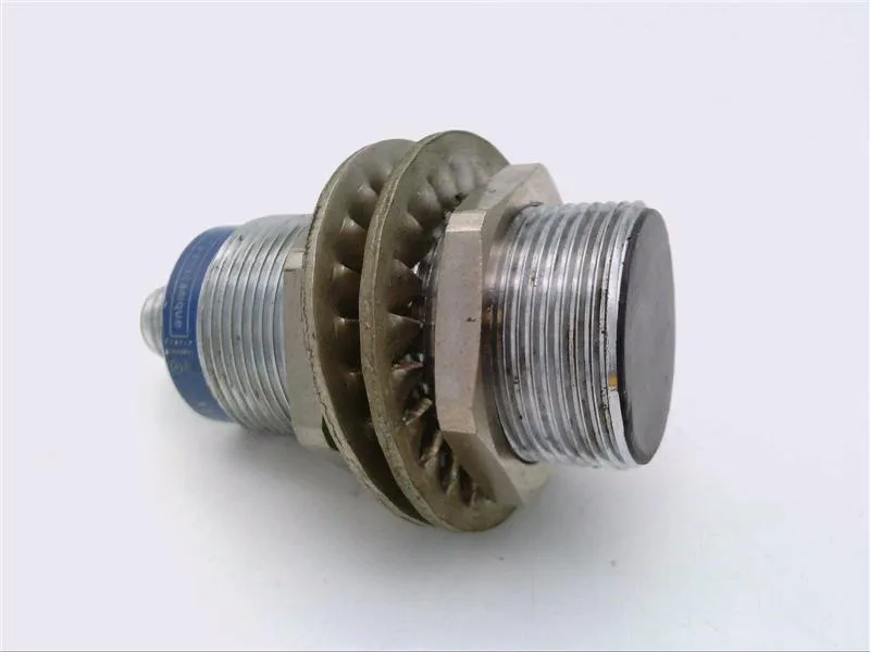 Schneider Electric XS1M30MA230KH4 — Proximity Sensors (image 2)