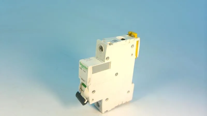 Schneider Electric A9F92104 (image 2)
