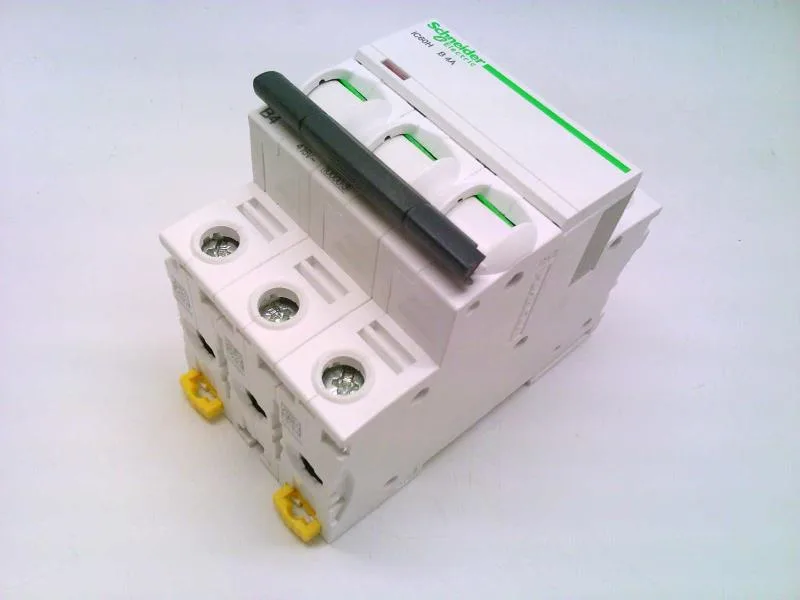 Schneider Electric A9F53304 (image 2)